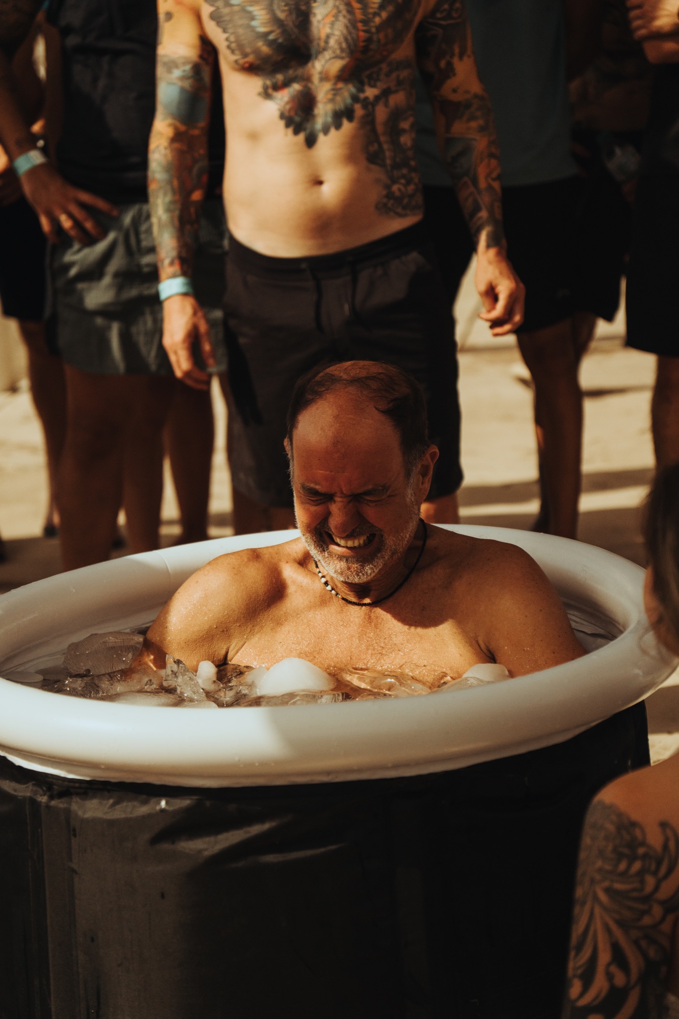 Un participante durante una experiencia de baño de hielo en 9AM